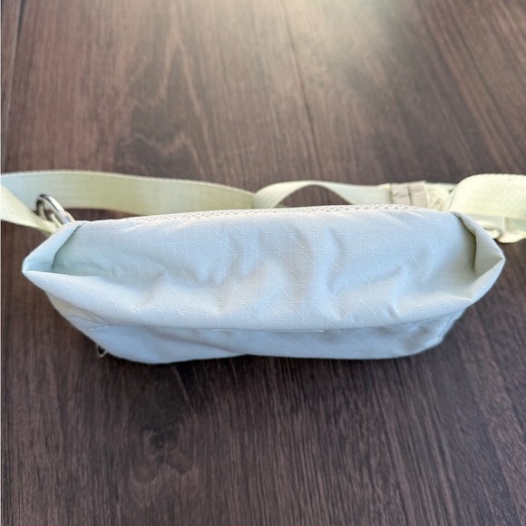 Athleta crossbody bag- like new